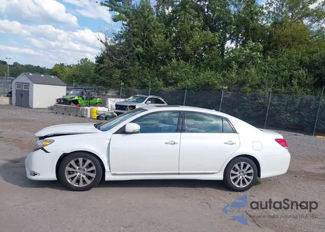 2011 Toyota Avalon Limited z USA, uszkodzony, nr VIN 4T1BK3DB8BU388540